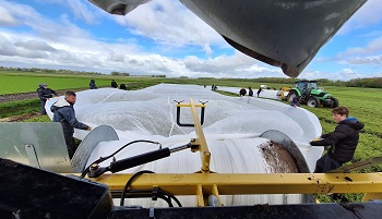 21-04-2024  een hele klus, dat doek leggen